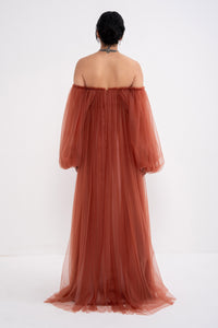 Manel-Fashion Hestia dress in stylish fabric, featuring a fitted bodice and flowing skirt, perfect for elegant occasions.