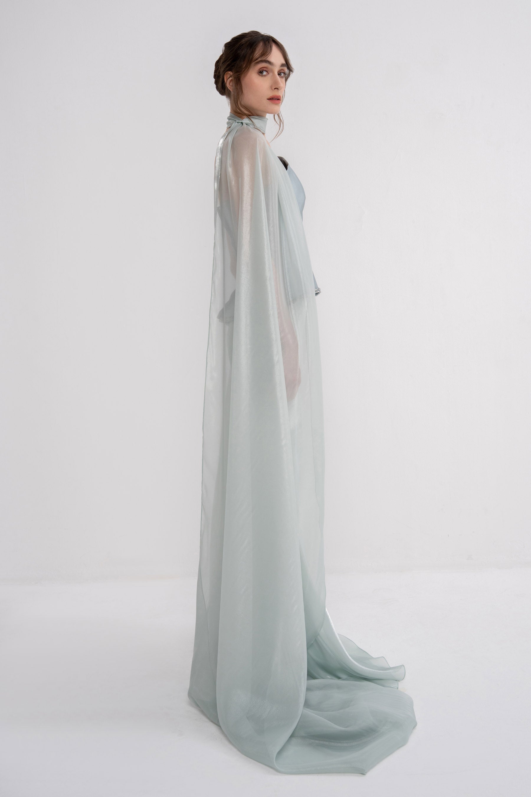 Manel-Fashion Astra set featuring stylish clothing and accessories displayed on a mannequin.