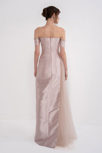 Manel-Fashion Vittoria dress in elegant fabric, featuring a chic design with a flattering fit and stylish details.
