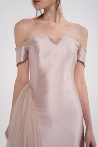 VITTORIA dress by MANEL-FASHION, stylish women's dress with elegant design, displayed on a mannequin.