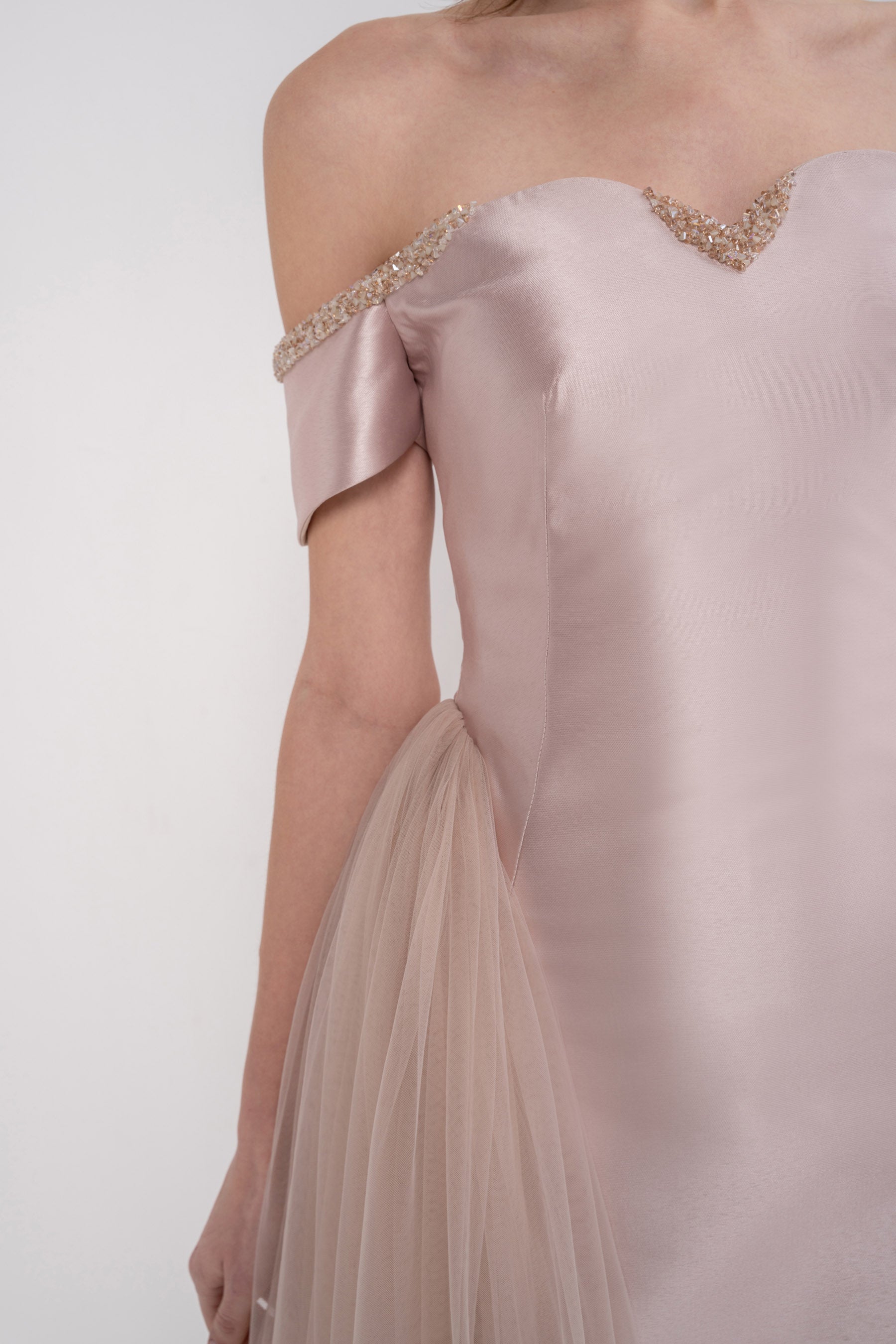Manel-Fashion Vittoria dress displayed on a mannequin, featuring elegant design, soft fabric, and stylish silhouette.
