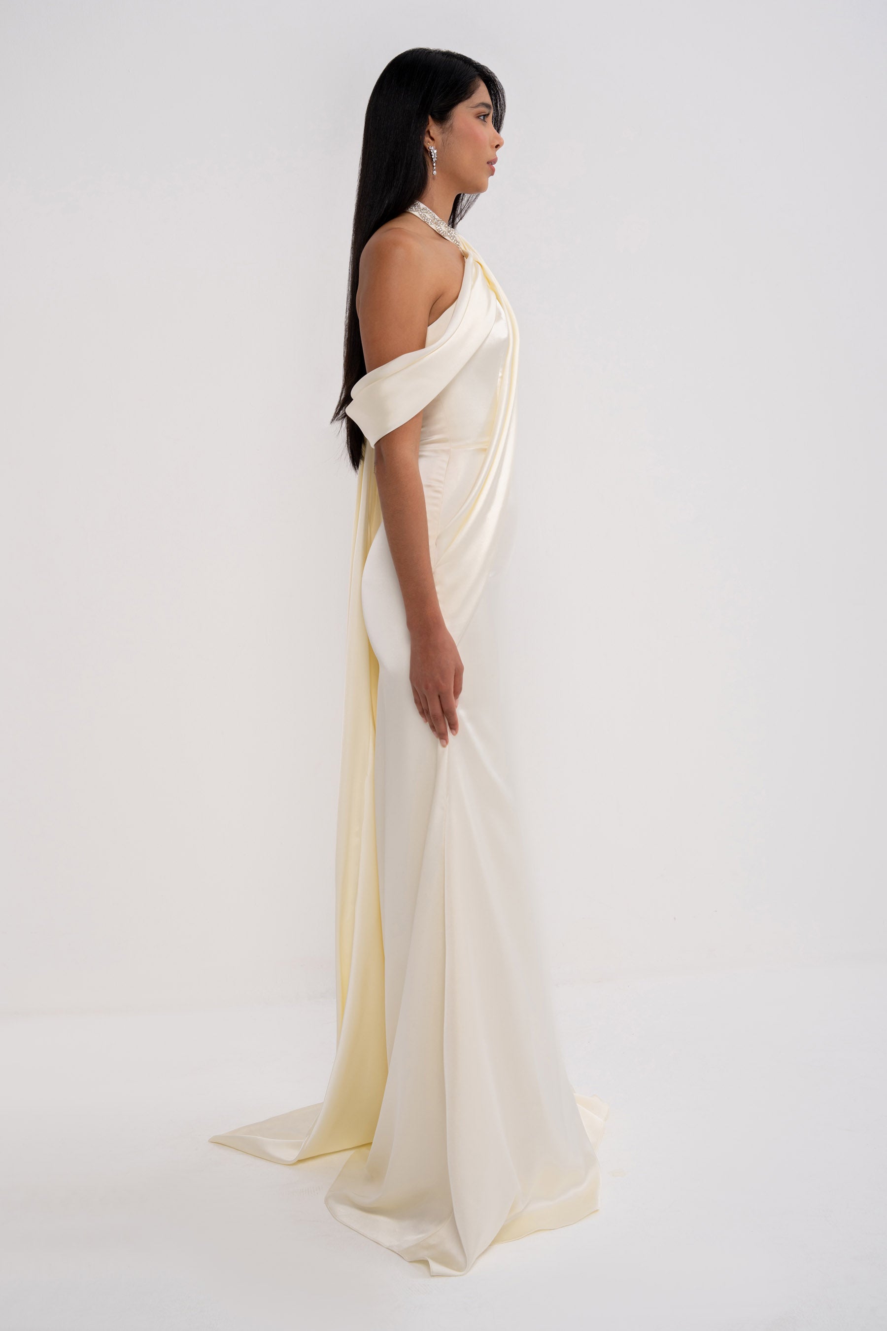 Manel-Fashion Grazia dress, stylish women's clothing with a modern design, shown in a full-length view on a model.