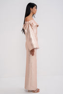 Manel-Fashion Juno set featuring stylish clothing with a modern design, displayed on a mannequin in a well-lit studio.