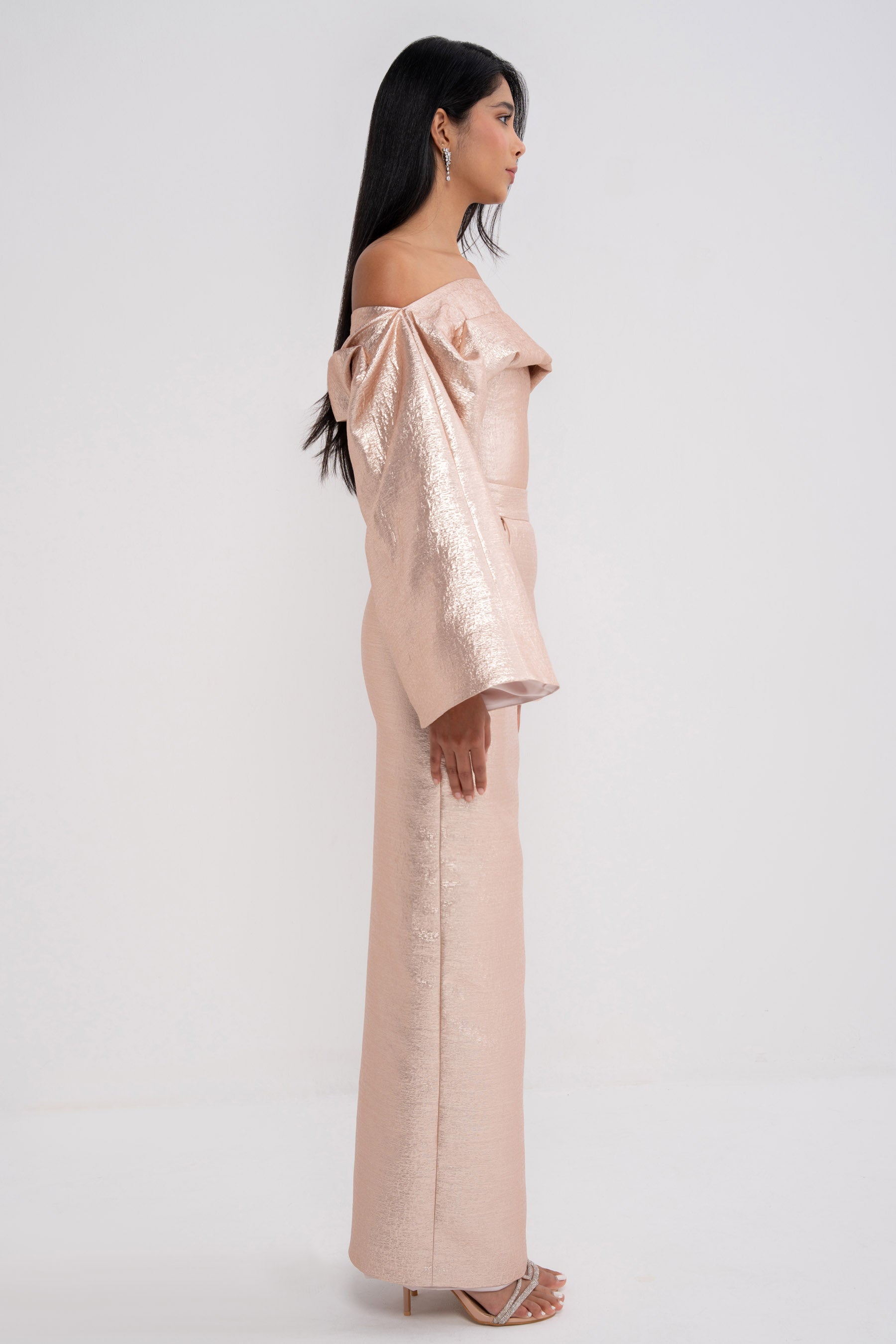 Manel-Fashion Juno set featuring stylish clothing with a modern design, displayed on a mannequin in a well-lit studio.